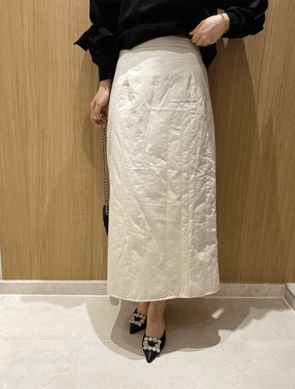 Padded H-line backbanding long skirt (light beige, black)